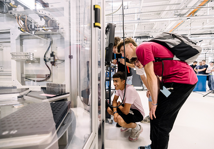 Kooperationen mit Schulen und Universitäten